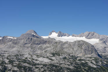 Österreich, Steiermark, Blick auf den Hohen Dachstein und den Hallstatter Gletscher im Sommer - RUEF03670