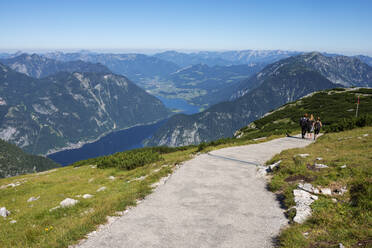 Österreich, Oberösterreich, Fußweg auf dem Gipfel des Krippensteins mit dem Hallstätter See im Hintergrund - RUEF03672
