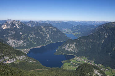Österreich, Oberösterreich, Blick auf den Hallstätter See vom Krippenstein aus - RUEF03674