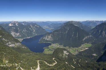 Austria, Upper Austria, Scenic view of Lake Hallstatt seen from Krippenstein mountain - RUEF03676