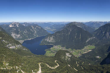 Österreich, Oberösterreich, Blick auf den Hallstätter See vom Krippenstein aus - RUEF03676