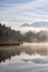 Deutschland, Bayern, Geroldsee am nebligen Herbstmorgen - RUEF03691