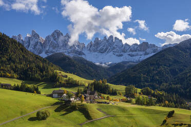 Italien, Südtirol, Santa Maddalena, Blick auf ein abgelegenes Dorf in den Dolomiten - RUEF03694