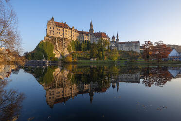 Deutschland, Baden-Württemberg, Sigmaringen, Schloss Sigmaringen spiegelt sich in der Donau - RUEF03704