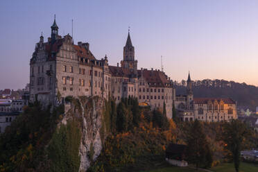 Deutschland, Baden-Württemberg, Sigmaringen, Blick auf Schloss Sigmaringen in der Abenddämmerung - RUEF03705