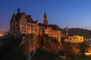 Germany, Baden-Wurttemberg, Sigmaringen, View of Sigmaringen Castle at dusk - RUEF03706