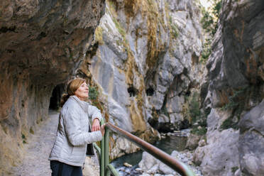 Spanien, Provinz León, León, Ältere Frau beim Wandern im Gebirge Picos de Europa - MMPF00058