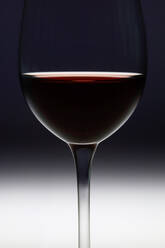 Studioaufnahme eines Glases mit Rotwein - JTF02073