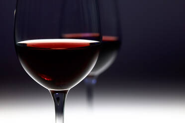 Studioaufnahme eines Glases mit Rotwein - JTF02076