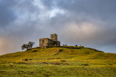 UK, England, Brentor, Bewölkter Himmel über der abgelegenen Kirche von Brentor - TOVF00293