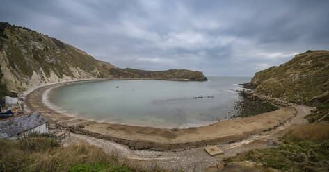 UK, England, Panoramablick auf die Bucht entlang der Jurassic Coast - TOVF00300