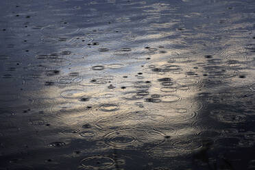 Gekräuselte Wasseroberfläche bei Regen - JTF02079