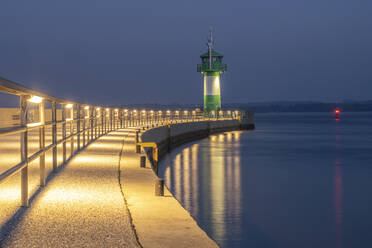 Deutschland, Schleswig-Holstein, Lübeck, Travemünder Leuchtturm bei Nacht - KEBF02299