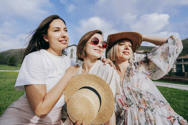 Lächelnde Frauen genießen den sonnigen Tag im Park - OMIF00873