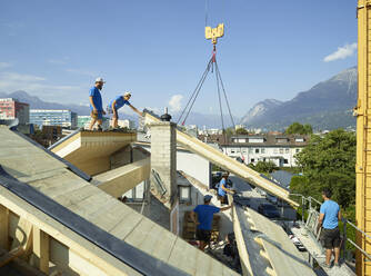 Arbeiter auf einer Baustelle auf dem Dach stehend - CVF01970