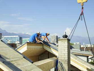 Arbeiter auf der Baustelle bei Arbeiten auf dem Dach - CVF01971