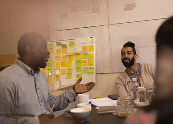 Kreative Geschäftsleute beim Brainstorming im Konferenzraum - CAIF32868
