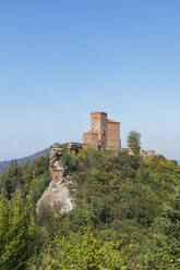 Deutschland, Rheinland-Pfalz, Annweiler am Trifels, Blick auf die Burg Trifels mit Blick auf die umliegende Landschaft des Pfälzerwaldes - GWF07440