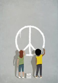 Multirassische Mädchen malen Friedenszeichen an die Wand - FSIF05972