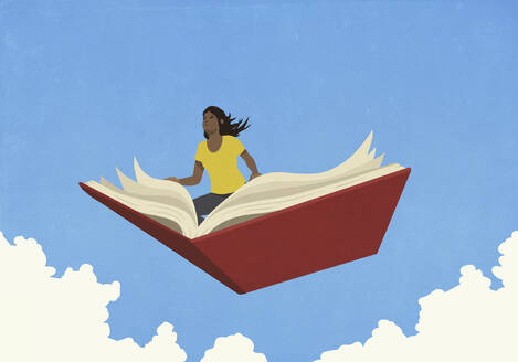 Neugierige Frau fliegt im Himmel auf offenem Buch - FSIF05973