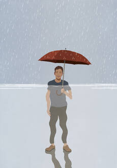 Porträt lächelnder Mann mit Regenschirm, der im Regen und im steigenden Wasser der Flut steht - FSIF05992