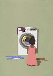 Frau beobachtet das Trocknen von Wäsche im Wäschetrockner - FSIF06012