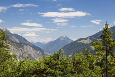Österreich, Tirol, Blick auf die Mieminger Bergkette mit dem Tschirgant im fernen Hintergrund - AIF00768