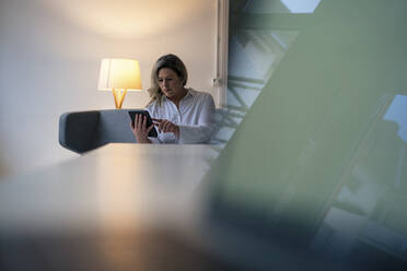 Geschäftsfrau verwendet Tablet-PC am Arbeitsplatz - JOSEF10242