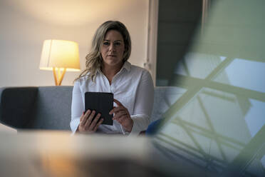 Selbstbewusste Geschäftsfrau mit Tablet-PC im Büro - JOSEF10243