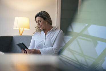 Geschäftsfrau arbeitet an einem Tablet-PC am Arbeitsplatz - JOSEF10244