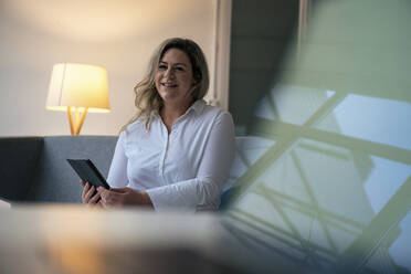 Lächelnde Geschäftsfrau mit Tablet-PC im Büro - JOSEF10245