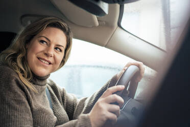 Lächelnde Frau im Auto auf Autoreise - JOSEF10274