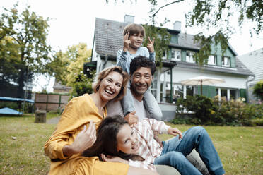 Glückliche Familie genießt im Garten - JOSEF10301