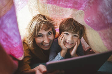 Glückliche Mutter mit Sohn, der zu Hause unter einer Decke liegt - JOSEF10419