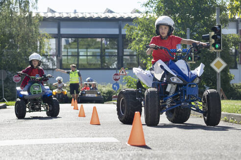 Junge fährt Quad im Verkehrsparcours beim Verkehrserziehungstraining - RNF01378