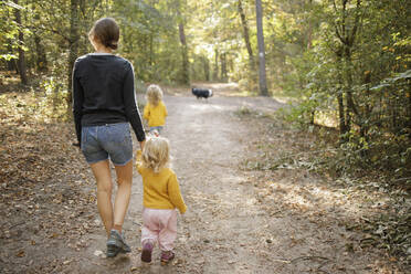Mutter mit Töchtern auf Wanderweg im Wald - DWF00575