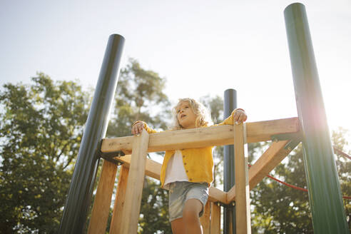 Mädchen spielt auf dem Spielplatz an einem sonnigen Tag - DWF00581