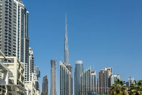 Vereinigte Arabische Emirate, Dubai, Hohe Wolkenkratzer in der Business Bay mit dem Burj Khalifa in der Mitte - TAMF03383