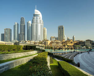 Vereinigte Arabische Emirate, Dubai, Burj Park im Sommer mit Wolkenkratzern im Hintergrund - TAMF03385