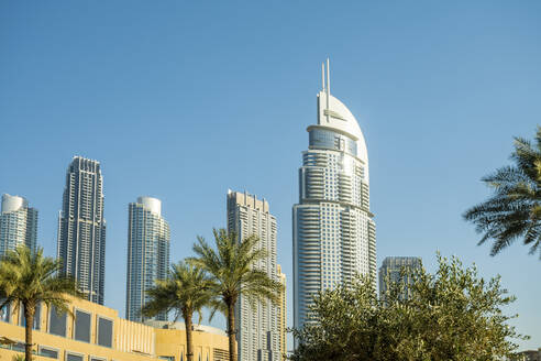 Vereinigte Arabische Emirate, Dubai, Hohe Wolkenkratzer stehen gegen den klaren Himmel im Sommer - TAMF03387