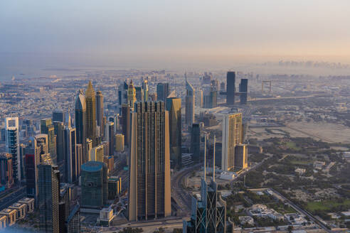 Vereinigte Arabische Emirate, Dubai, Hohe Wolkenkratzer im Stadtzentrum bei Sonnenaufgang - TAMF03389
