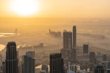 Vereinigte Arabische Emirate, Dubai, Business Bay bei nebligem Sonnenaufgang - TAMF03390