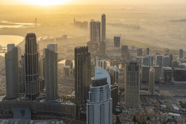 Vereinigte Arabische Emirate, Dubai, Business Bay bei nebligem Sonnenaufgang - TAMF03392