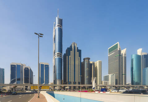 Vereinigte Arabische Emirate, Dubai, Skyline von hohen modernen Wolkenkratzern - TAMF03393