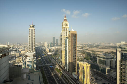 Vereinigte Arabische Emirate, Dubai, Sheikh Zayed Road, die sich zwischen hohen Wolkenkratzern in der Innenstadt erstreckt - TAMF03394