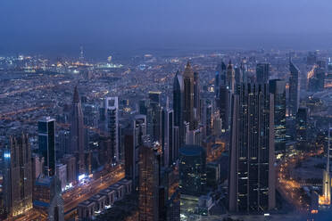 Vereinigte Arabische Emirate, Dubai, Blick von oben auf die Wolkenkratzer der Innenstadt in der frühen Morgendämmerung - TAMF03397