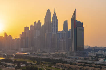 Vereinigte Arabische Emirate, Dubai, Hohe Wolkenkratzer in der Innenstadt bei Sonnenuntergang - TAMF03398