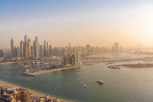 Vereinigte Arabische Emirate, Dubai, Blick auf die Küstenstadt bei Sonnenuntergang - TAMF03399