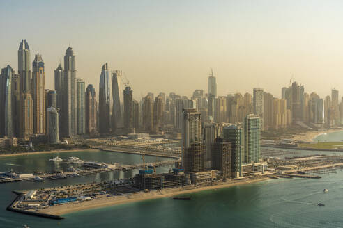Vereinigte Arabische Emirate, Dubai, Blick auf die Küstenstadt in der Abenddämmerung - TAMF03404