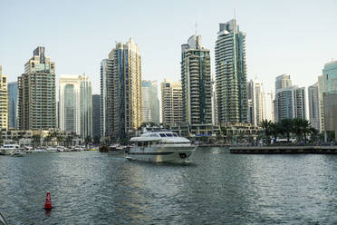 Vereinigte Arabische Emirate, Dubai, Dubai Marina mit Yacht Segeln im Vordergrund und hohe Wohnungen im Hintergrund - TAMF03405